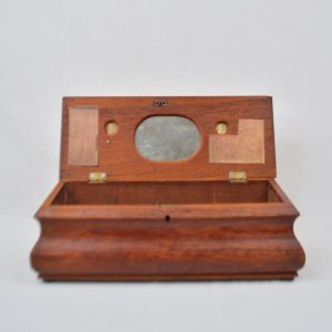 COSTURERO DE MADERA TALLADA